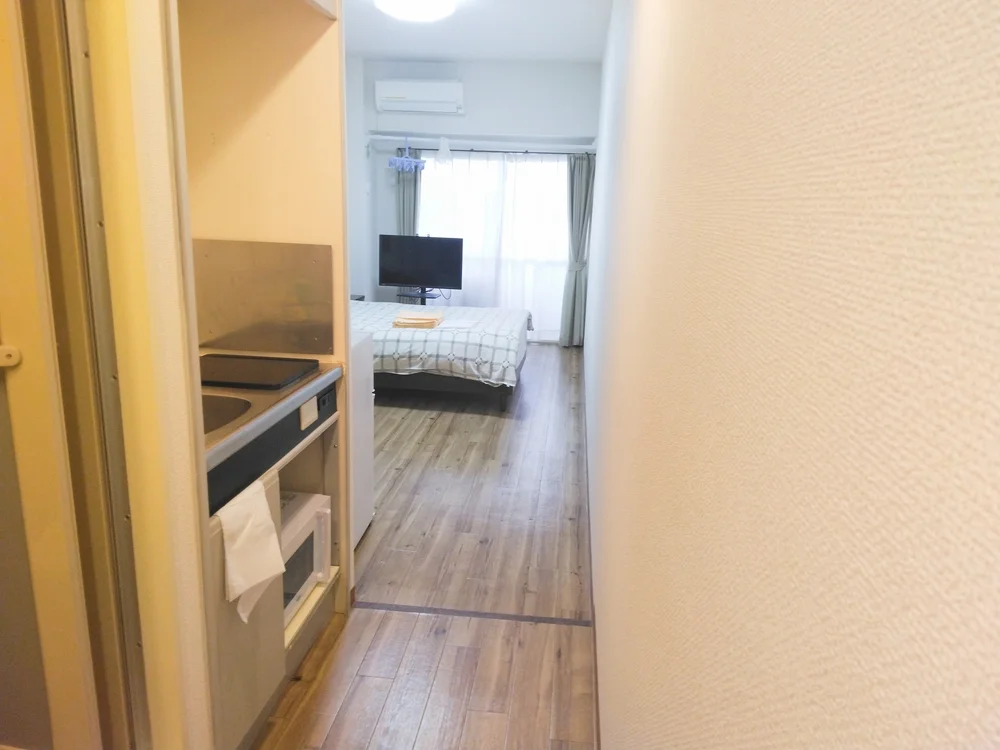 セミダブルベッド120㎝幅。洗濯物干しあり。