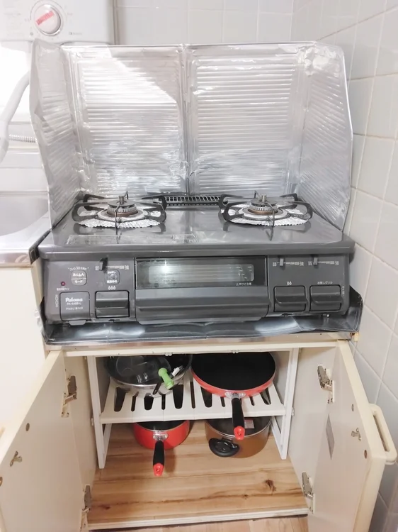 ガスコンロ2つあり。食器・調理用具など充実。