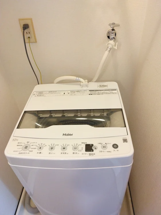 洗濯機の上にランドリー棚収納可。