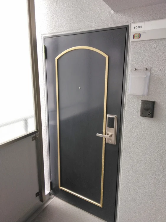 鍵はカードキーシステム。入居者ごとに期間設定しているので安心です。