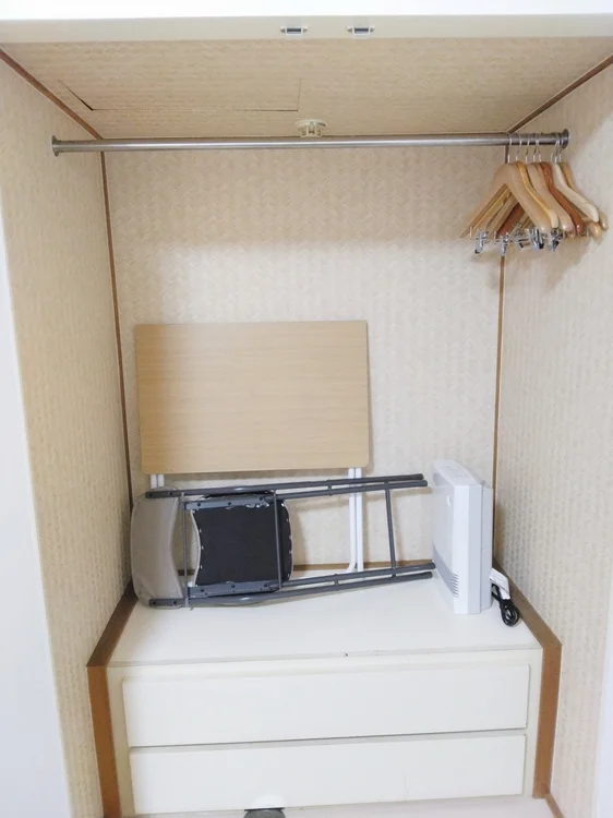 クローゼットに簡易机・イス色んな用途に使用。