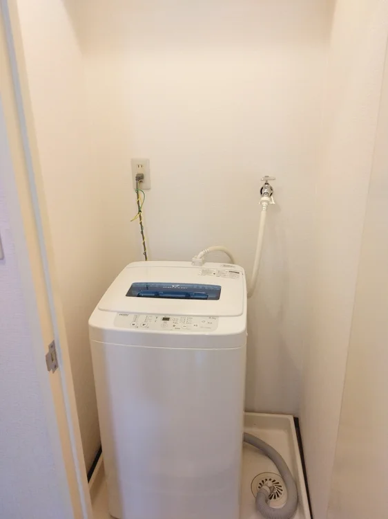 室内洗濯機。棚に収納。洗濯機カゴあり。