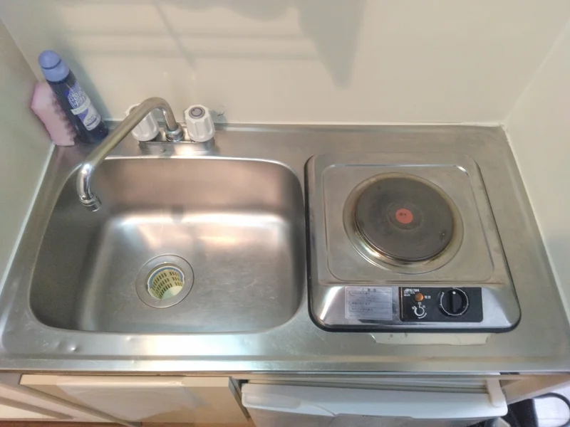 簡単な調理器具、食器も備え付け