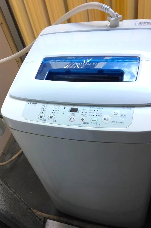 ベランダに洗濯機があります