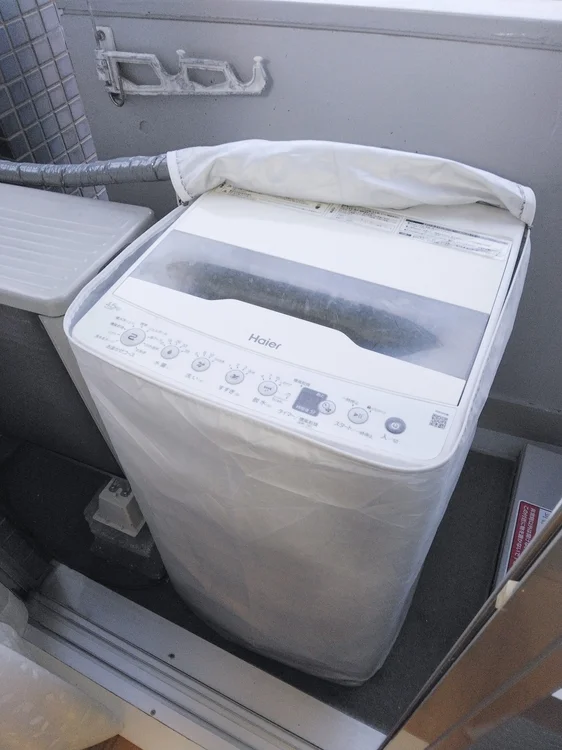 洗濯機ベダンダに設置！洗濯カゴあり。