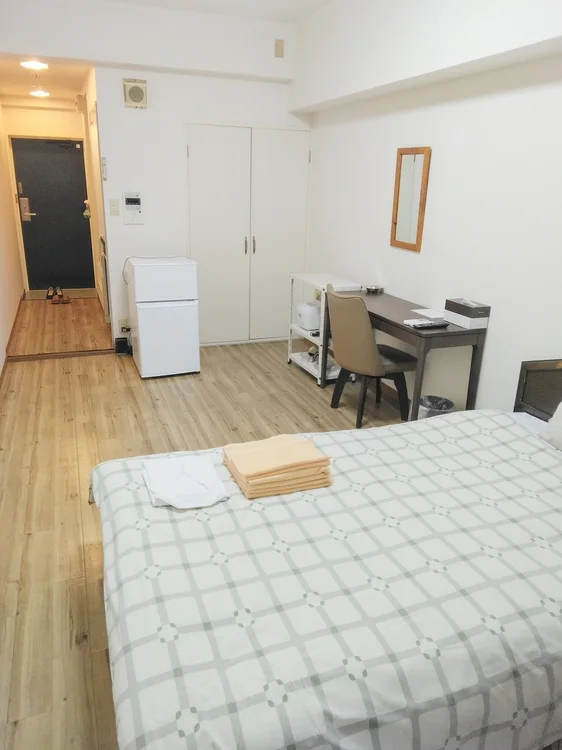 セミダブルベッド120㎝幅。室内洗濯物干しあり。