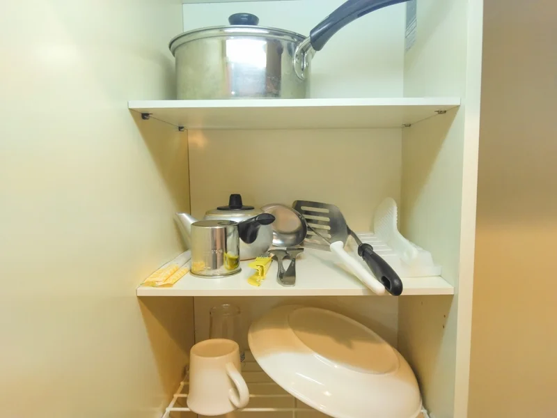 簡単な調理器具、食器も備え付け