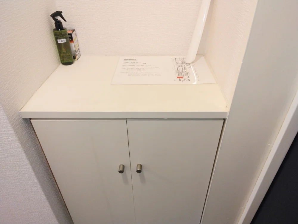 玄関入口。下駄箱に靴収納できる。・靴ベラあり。