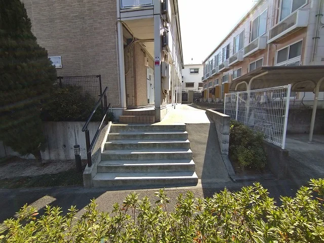 駐輪場まで急なスロープあります
