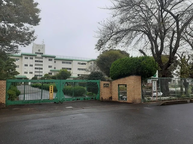 湖北小学校まで305m