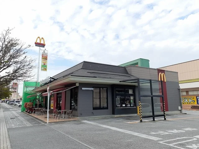 マクドナルド天久りうぼう楽市店まで569m