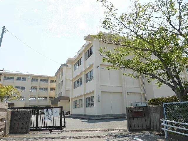 磐田南部中学校まで1000m