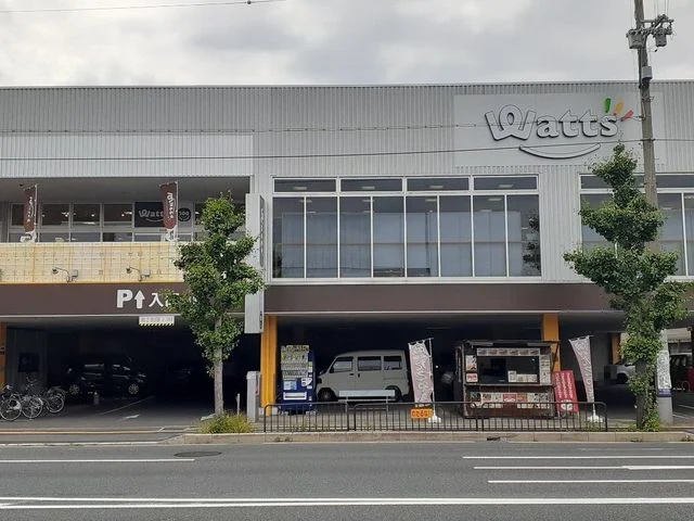 100円ショップワッツまで500m