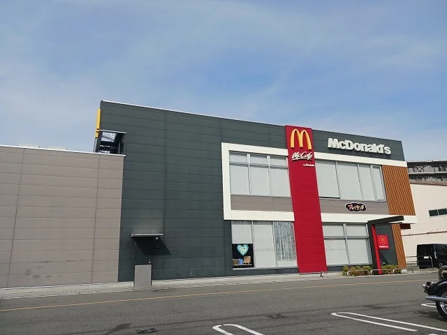 マクドナルド様まで400m