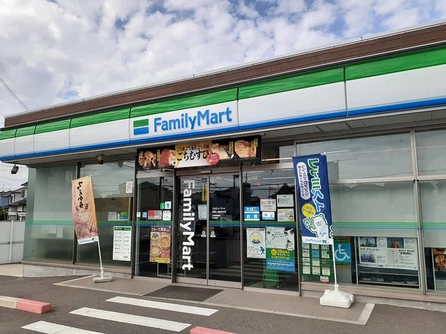 ファミリーマート楠見中店様まで300m