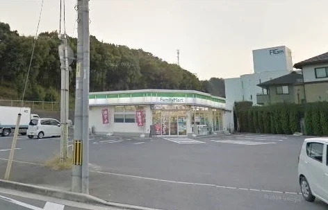 ファミリーマートまで240m