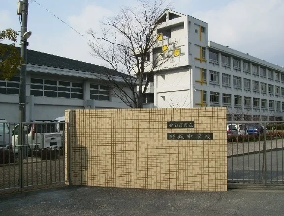 野坂中学校まで1800m