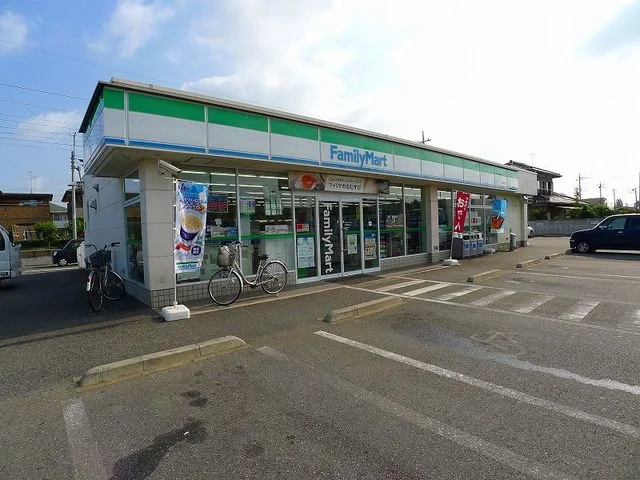ファミリーマート大泉坂田店まで210m