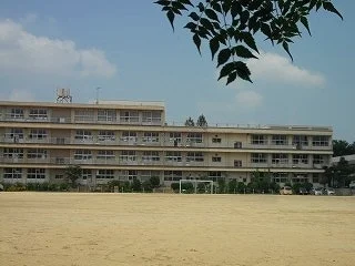 瀬戸小学校まで650m