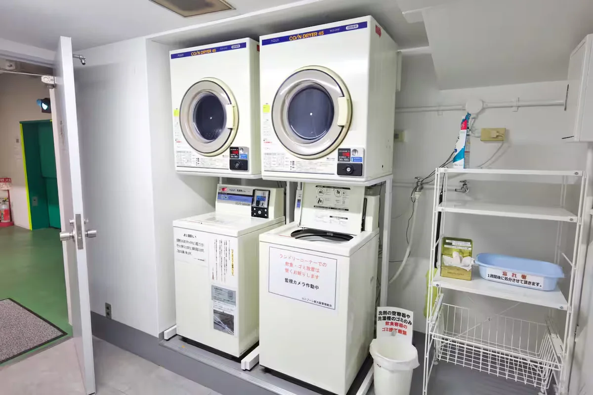 洗濯機は地下1階のコインランドリーをご利用ください。乾燥機もあり♪
