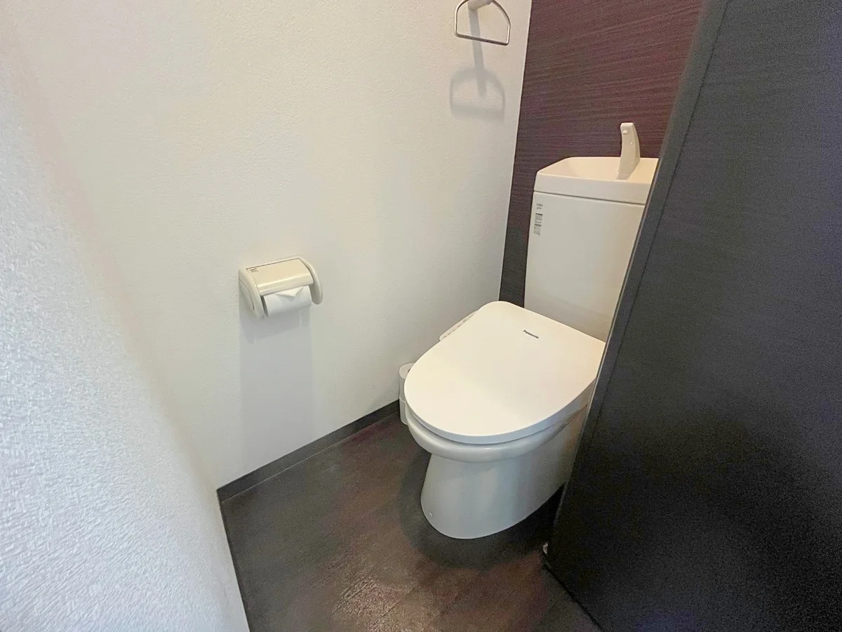 独立タイプのトイレです♪温水洗浄付便座です⛲