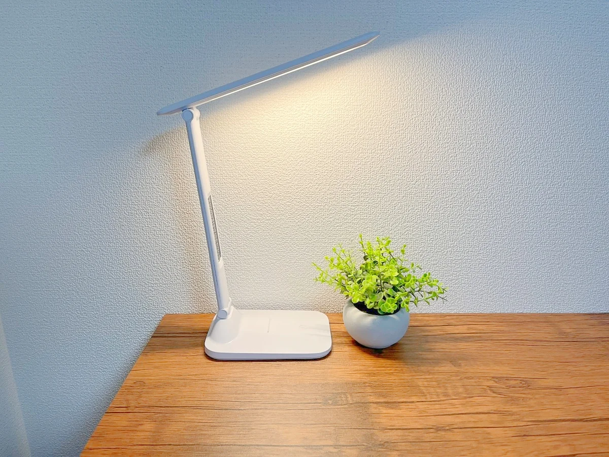デスクライトをご用意しています🔦コンセントもあるのでPC作業などにも便利です💻
