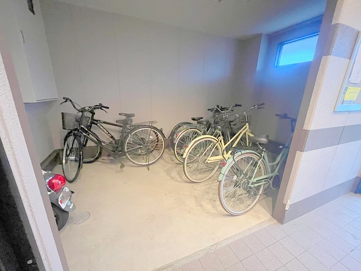 屋根付きの駐輪スペースです♪レンタサイクルもぜひご利用ください🚲