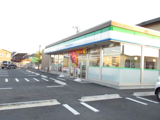 ファミリーマート　向谷店まで600m