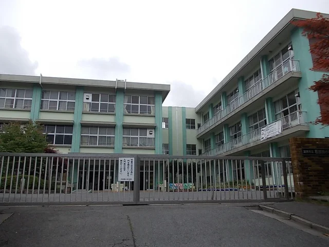 湖南市立石部南小学校まで1300m