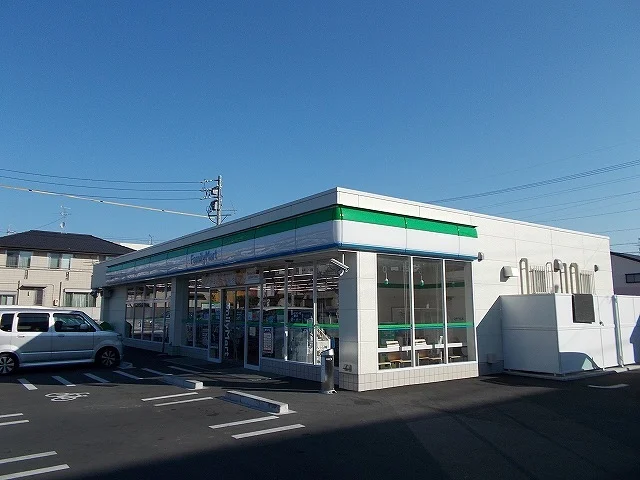 ファミリーマートまで220m