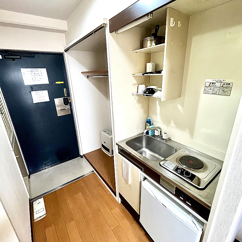 キッチンには食器や調理器具もございます