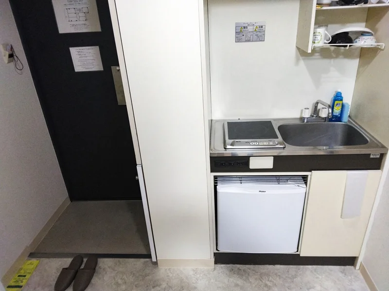 玄関はとなります