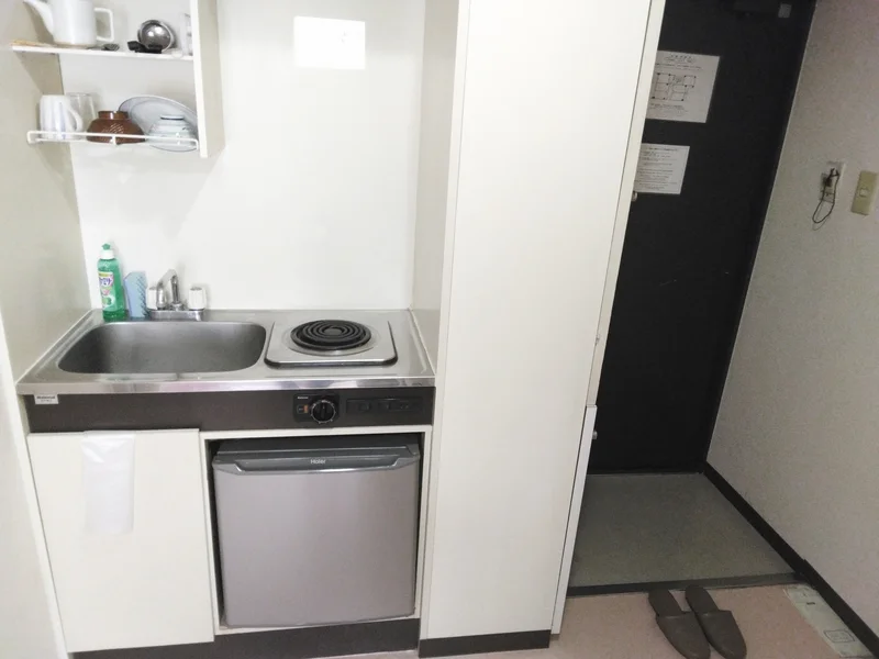 キッチンにはミニ冷蔵庫・食器や調理器具もご用意しております