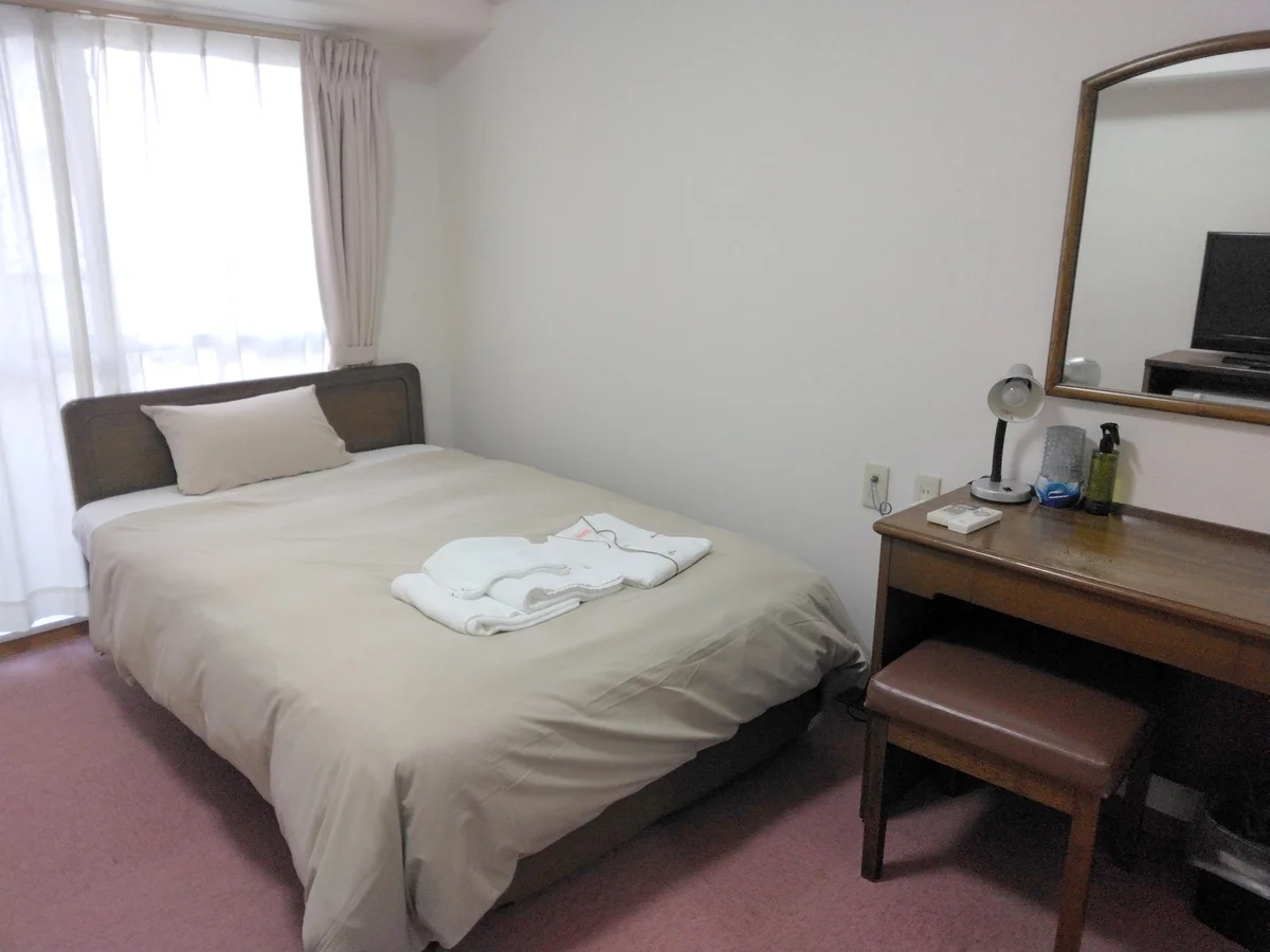 お部屋はゆったりセミダブルベッド　シーツ交換は無料で行っています