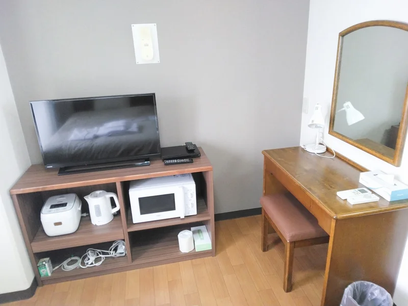お部屋はセミダブルベッドでお１人様で快適にお過ごしいただけます