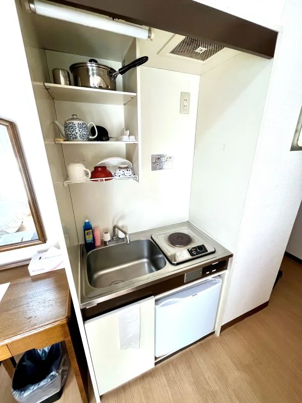 キッチンには食器や簡単な調理器具もございます