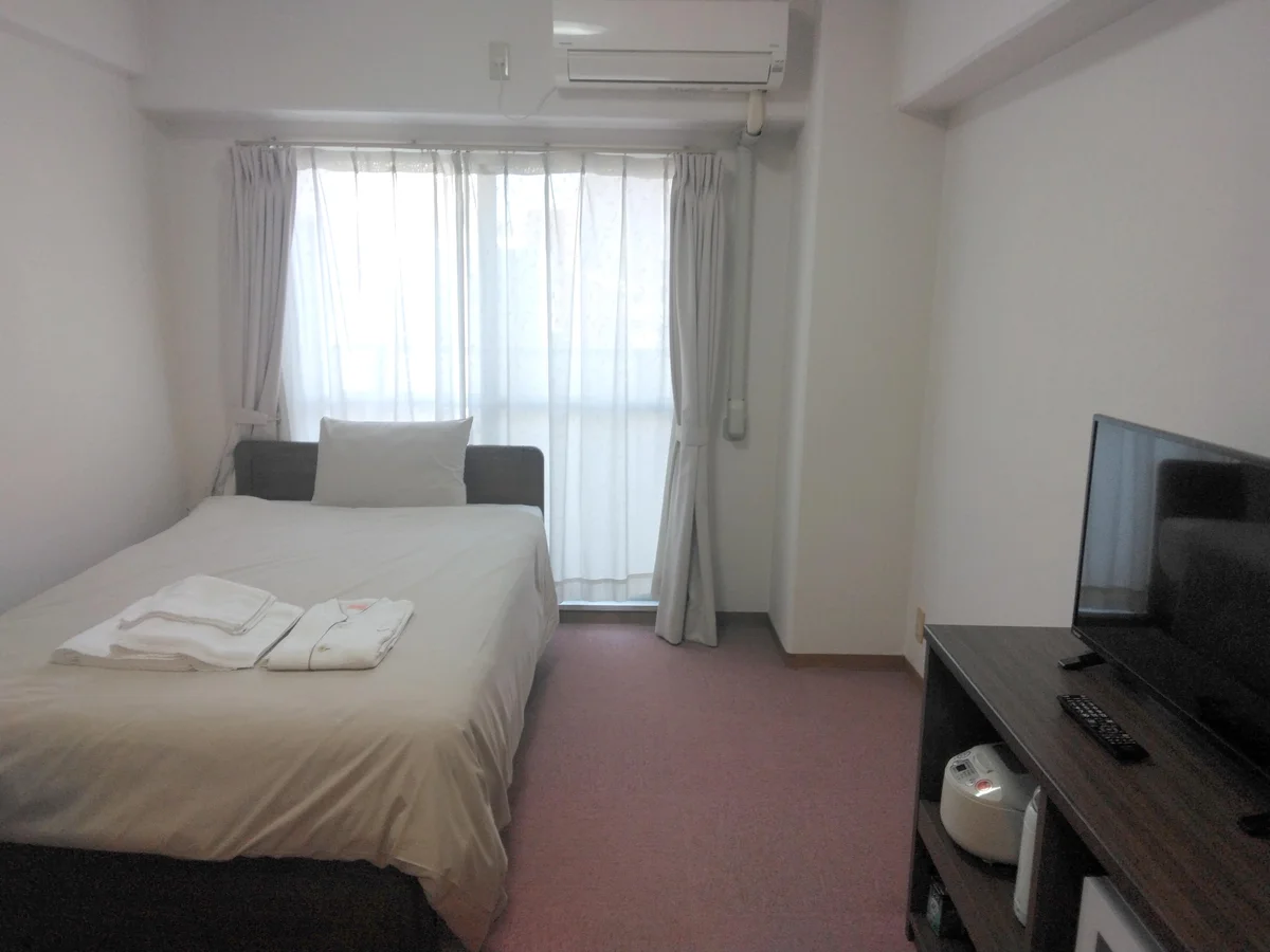 セミダブルベッドの1Kタイプのお部屋です