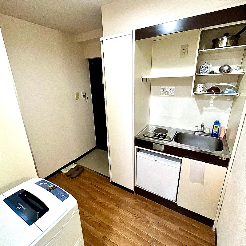 ミニ冷蔵庫・食器や簡単な調理器具もございます