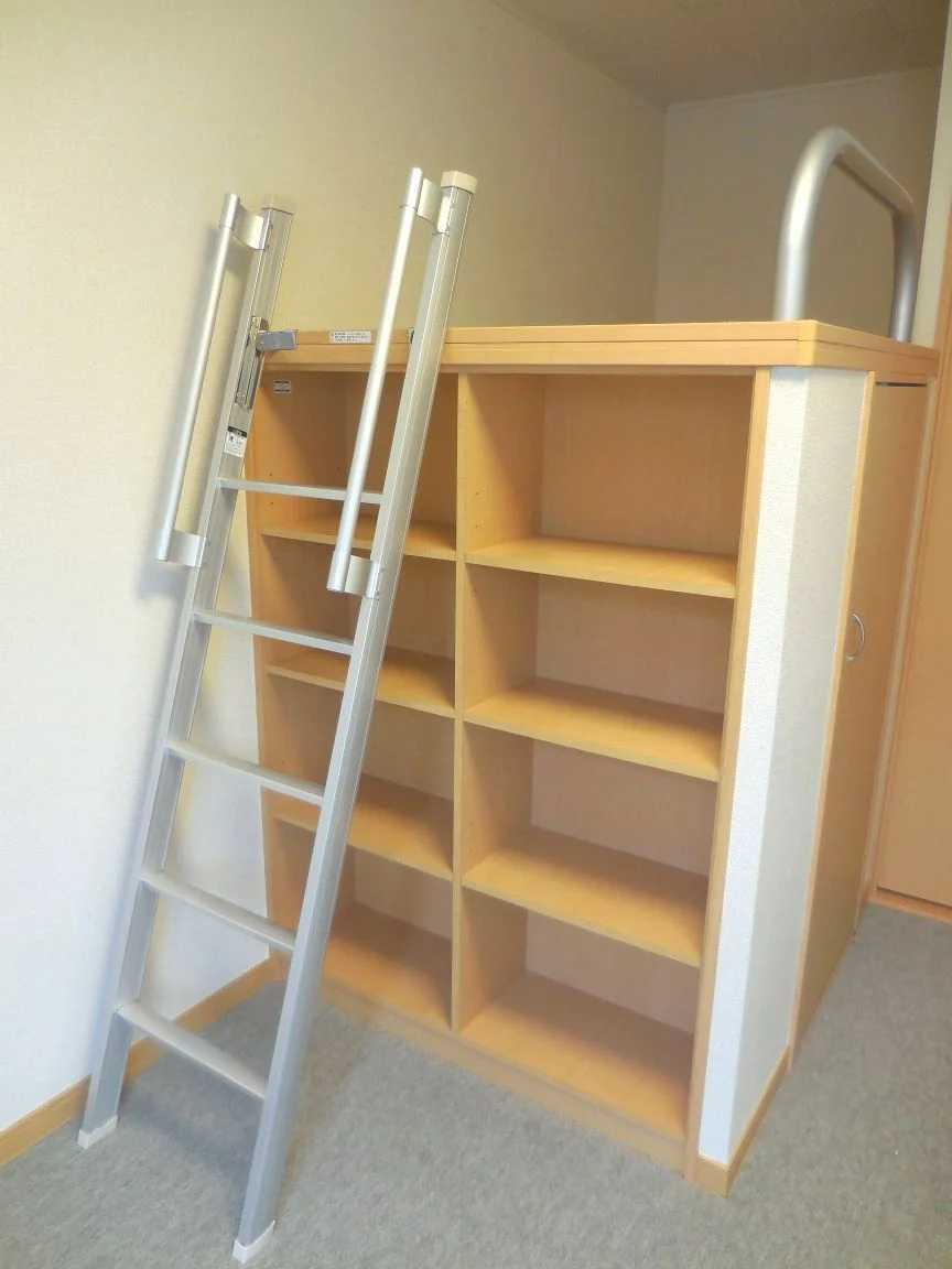 ベット脇にも収納があります。