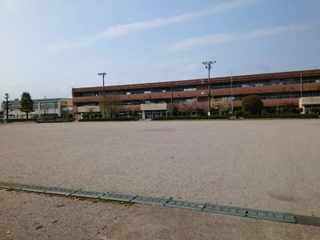 市立吉井西小学校まで500m