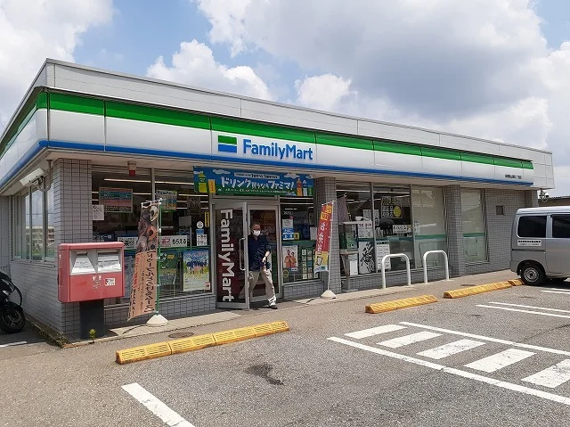 ファミリーマートまで950m