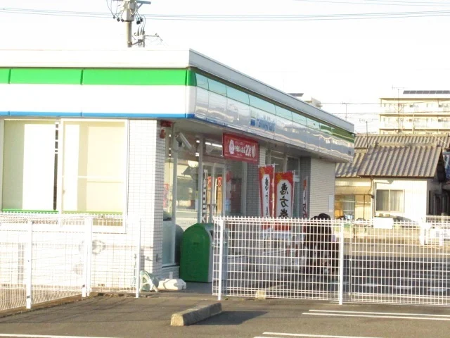 ファミリーマートまで700m