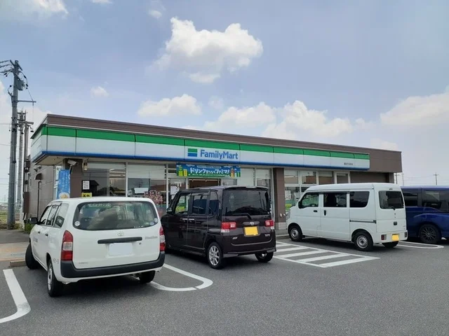 ファミリーマートまで850m