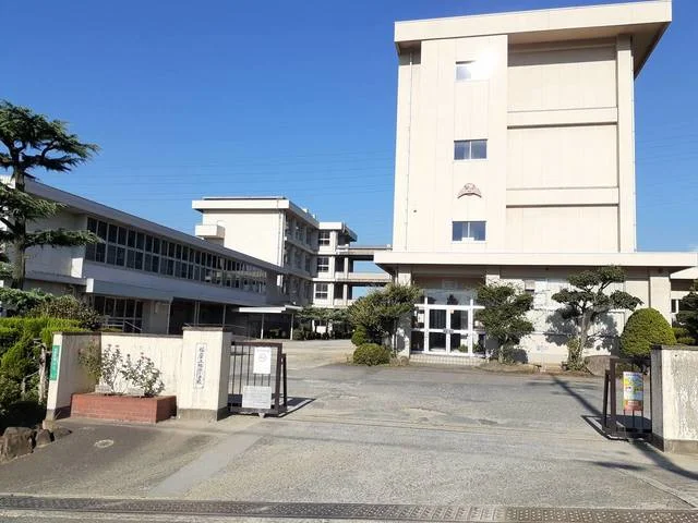 旭ヶ丘小学校まで1300m