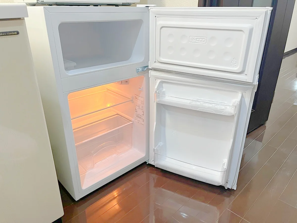 2ドアタイプの冷蔵庫をご用意しています♪上段は冷凍室になっています❆
