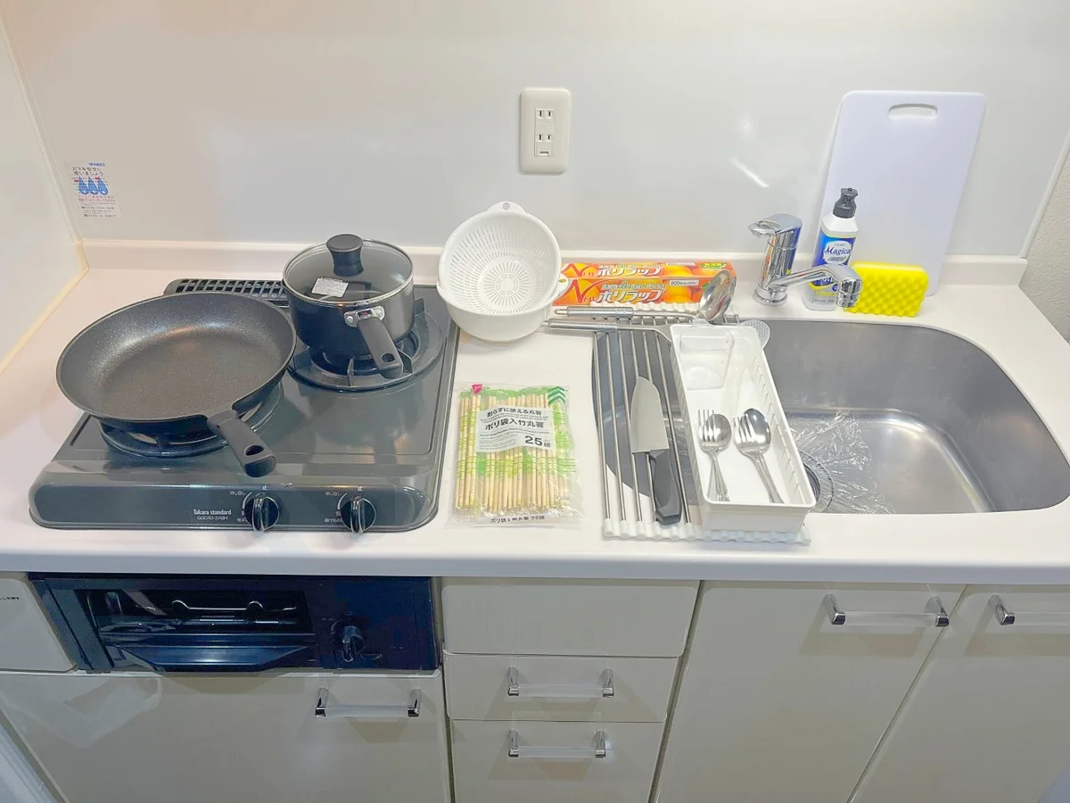 フライパンや割り箸等の調理器具をご用意しています🍳お好きな時にお料理していただけます！