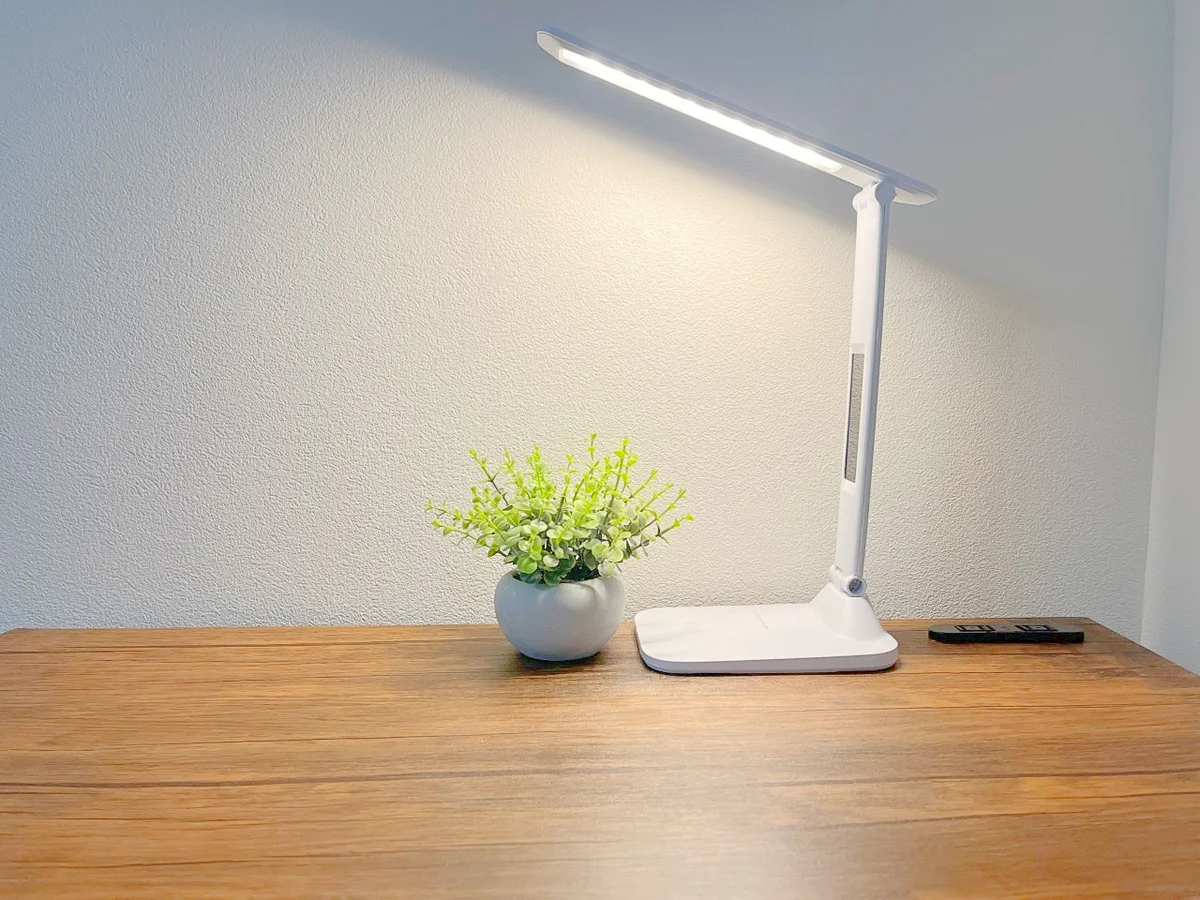 デスクにはライトをご用意しています💡コンセントもあるのでPC作業等にもおすすめです♪