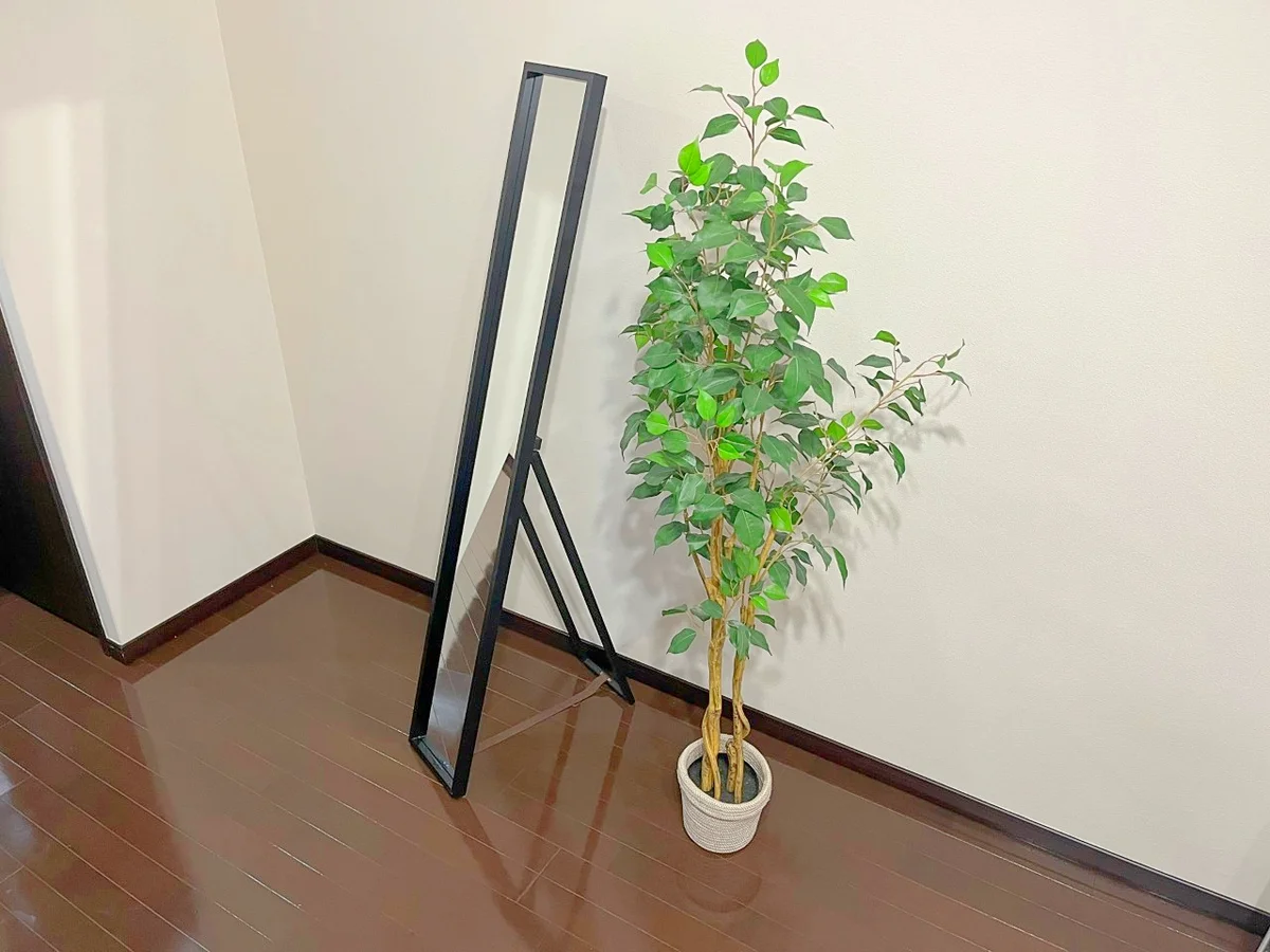 スタンドミラーで全身チェックにも✅植物は全てフェイクグリーンなのでお手入れ不要です♪