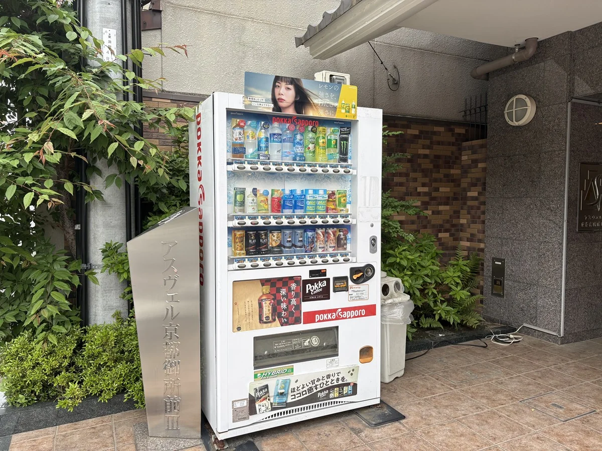 エントランス前に自販機があります♪