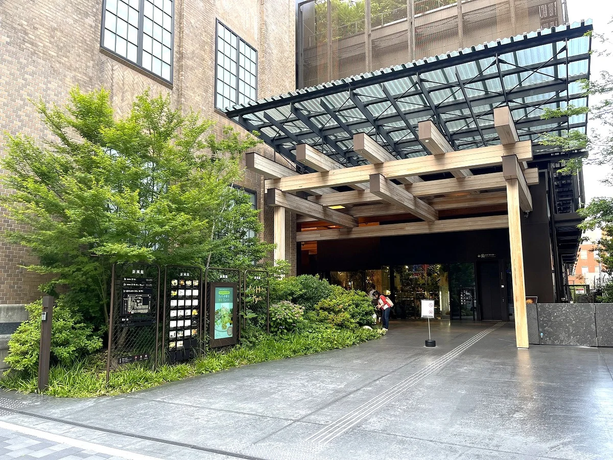 徒歩8分の場所に新風館があります♪ミニシアターが併設されています🎬
